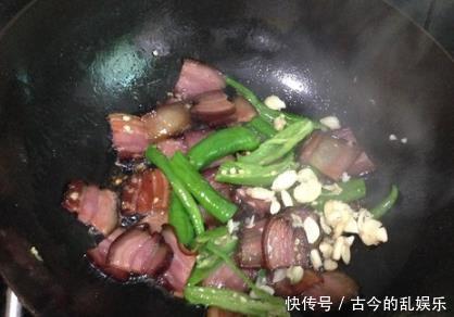 焯水|炒腊肉时，冷水泡还是上锅蒸？都错了！难怪腊肉又硬又咸不好吃