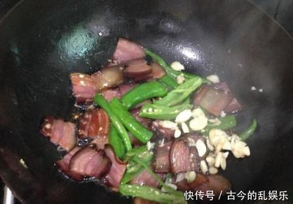 焯水|炒腊肉时,冷水泡还是上锅蒸?都错了!难怪腊肉又硬又咸不好吃