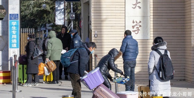 一大学“宿舍”火了，宽敞到可以在里打羽毛球，让别校学生羡慕