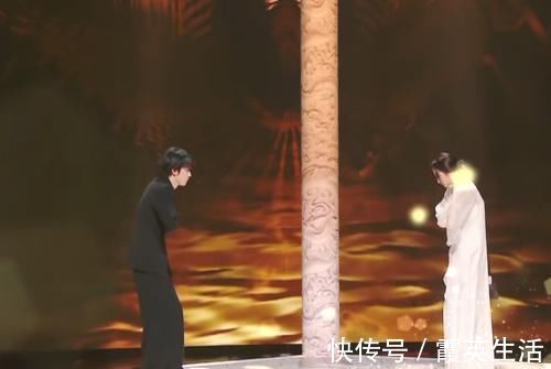 舞蹈|宋亚轩想拉关晓彤的手,女方的下意识反应,是对鹿晗最大的尊重