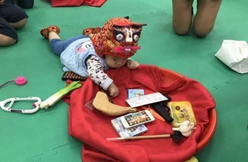 抓周|一岁宝宝抓周,爷爷无意放下一个“东西”,全家人的笑容逐渐消失