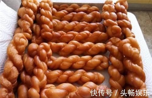 蜂蜜|想吃麻花不用买，自己在家炸，外酥里嫩，香甜有嚼劲，一锅不够吃