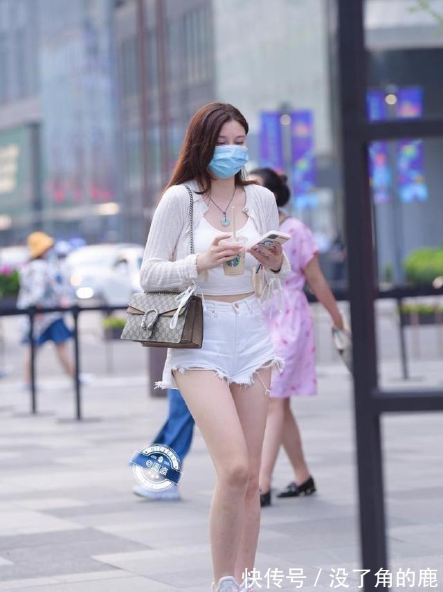 polo 瘦中有“肉”的打底裤美女，休闲靓丽合时宜，身材匀称！