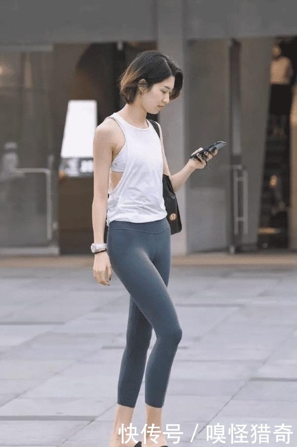 美女|街拍美女:穿着紧身裤的小姐姐,走路都带有女人味,真美