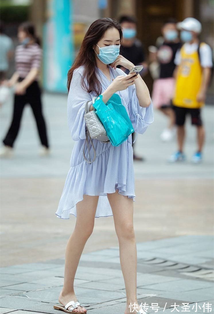 紧身牛仔裤|美女街拍:小姐姐留着一头气质的长发,戴着一对十分唯美的耳坠,优雅又时尚