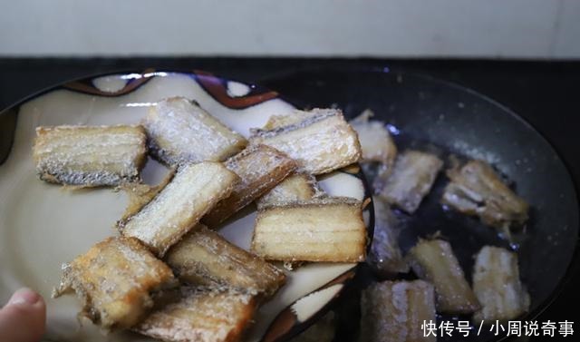 煎带鱼时,万不可直接下锅!多做这1步,鱼皮不破还省油,没腥味