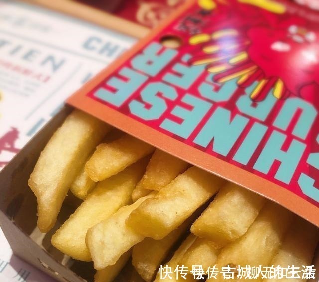 片皮鸭|小伙吃中国汉堡,现做面皮撒满芝麻韧又香,十多元一套量多还便宜