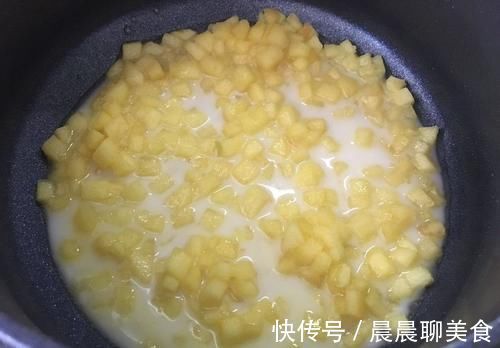 剩下的饺子皮别扔了，简单一做，酥到掉渣，简单营养又美味