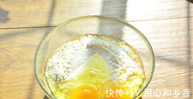 面粉里面加上2个鸡蛋，自己在家炸麻花，香脆好吃！