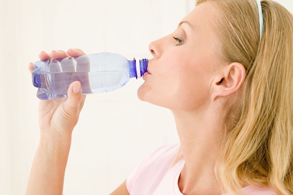 预防血栓|有“血栓”的人,若坚持在4个时刻喝水,有助给血管“洗个澡”