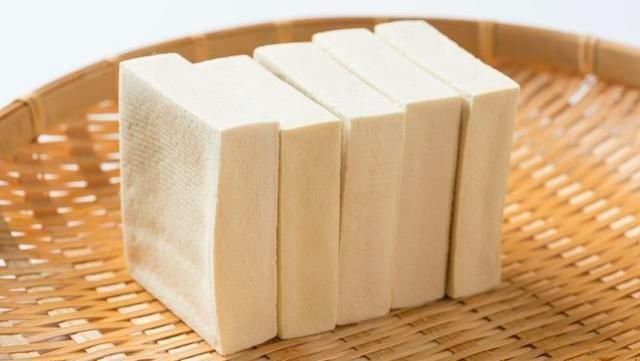 凉开水|吃不完的豆腐扔掉太浪费，菜贩子教我一招，放一周照样新鲜不变坏