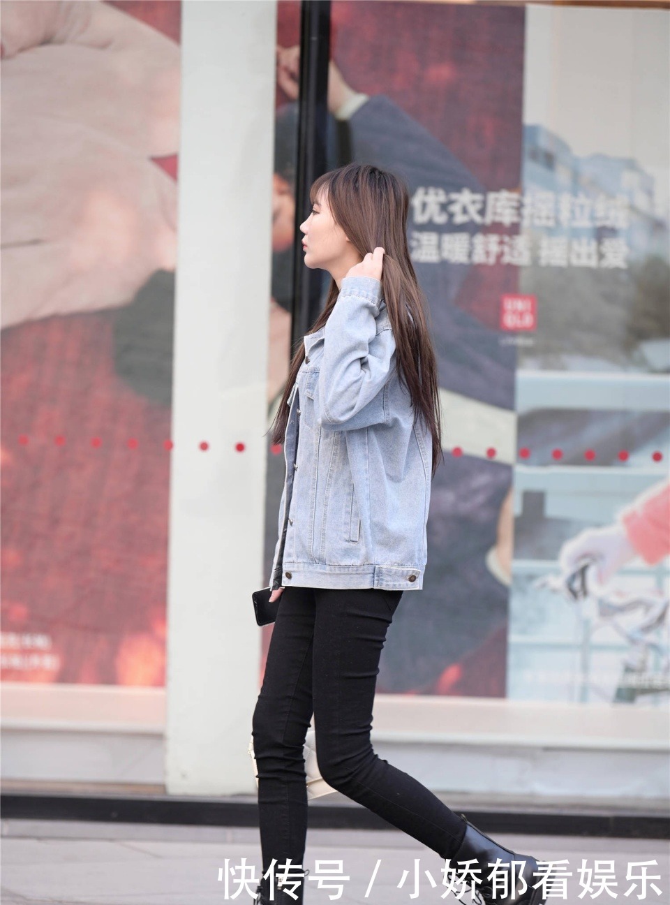 浅蓝色|街拍:美女搭配一款浅蓝色的牛仔夹克,看起来很好看