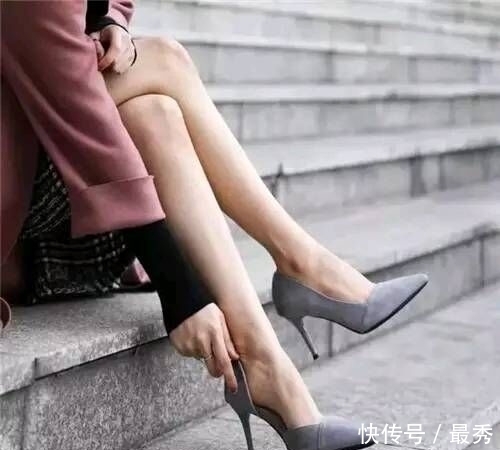 小腿|细跟鞋尖端修饰纤细脚型,令小腿线条直挺妩媚,营造出吸睛度十足