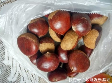 个个|煮板栗,别直接用水煮了!再加一步,板栗自动开口,个个不粘皮儿