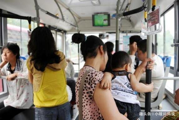 哺乳|公交车上宝妈当众哺乳,被老人破口大骂没素质,宝妈怒怼乘客叫好