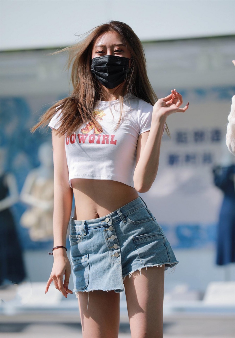 曲线 白色露脐吊带搭配紧身短裤,清新十足,尽显优美曲线!