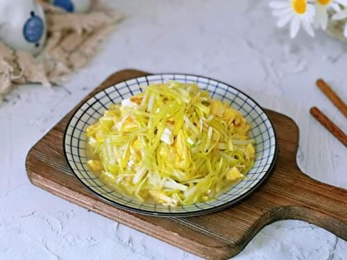 进入3月，这个菜不吃就可惜了，和鸡蛋一起炒，又鲜又嫩又下饭