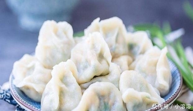包韭菜馅饺子，直接拌馅就错了多加一步，韭菜更翠緑，还不出水