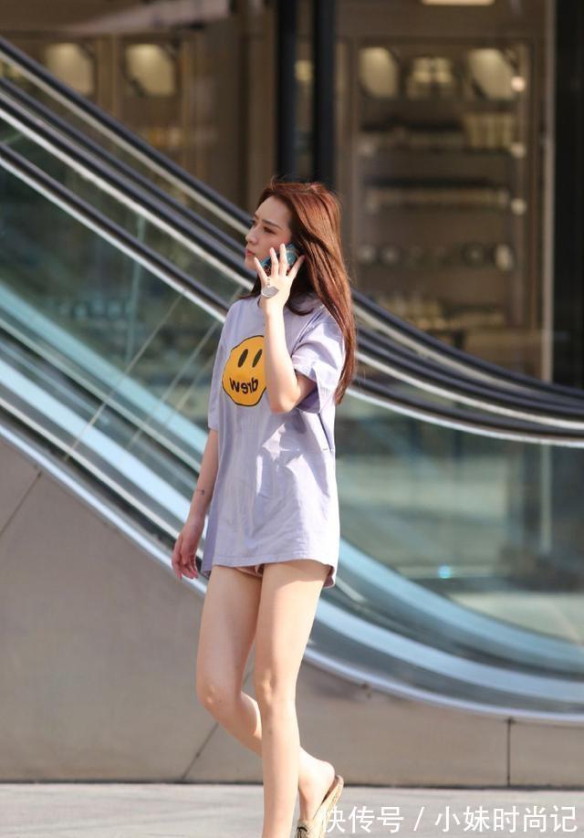 路人 路人街拍,小姐姐内搭一条超短裤,时髦有看点