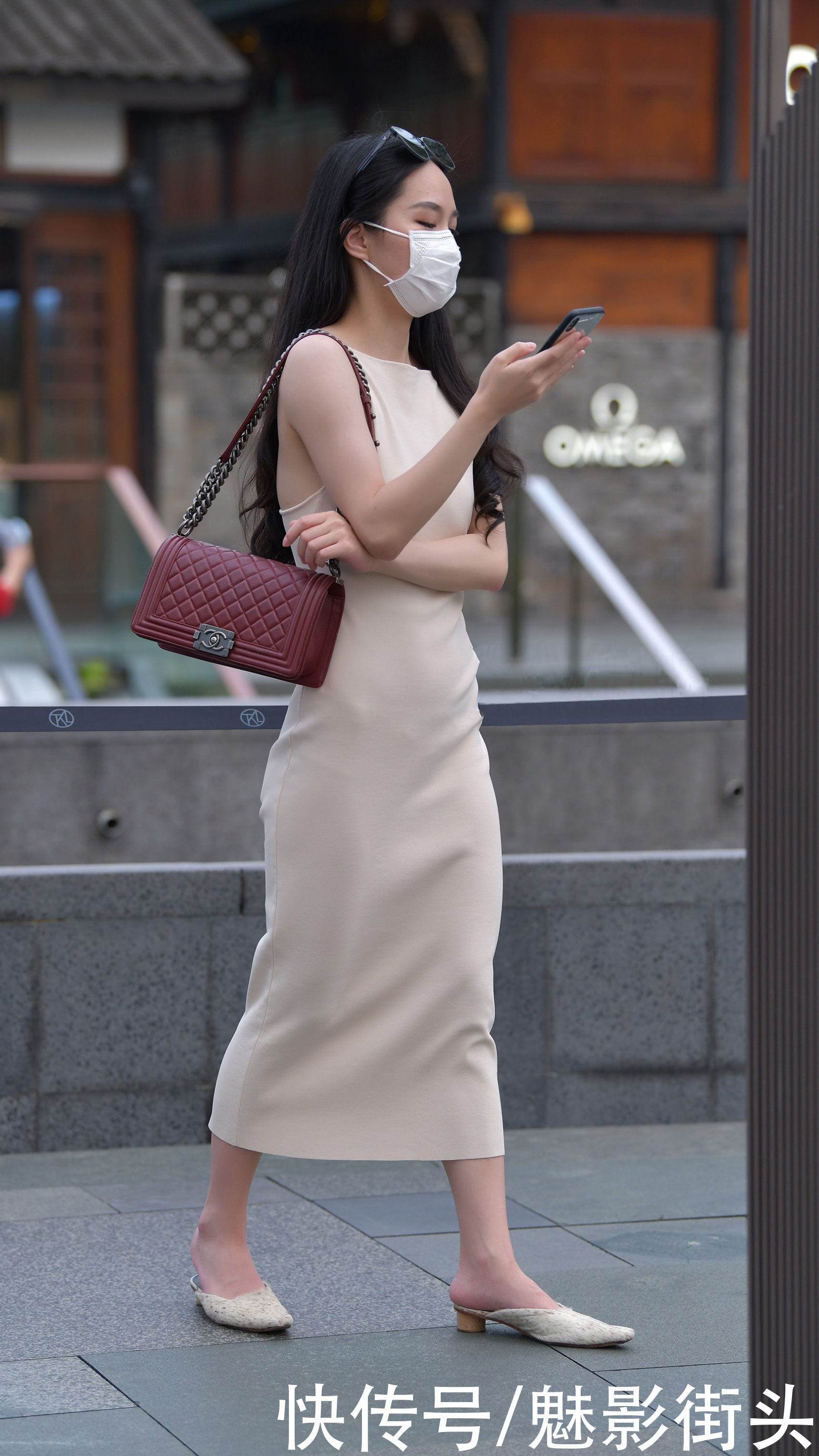 熟龄女人穿连衣裙，简约风格的基础款更适合，优雅高级又耐看