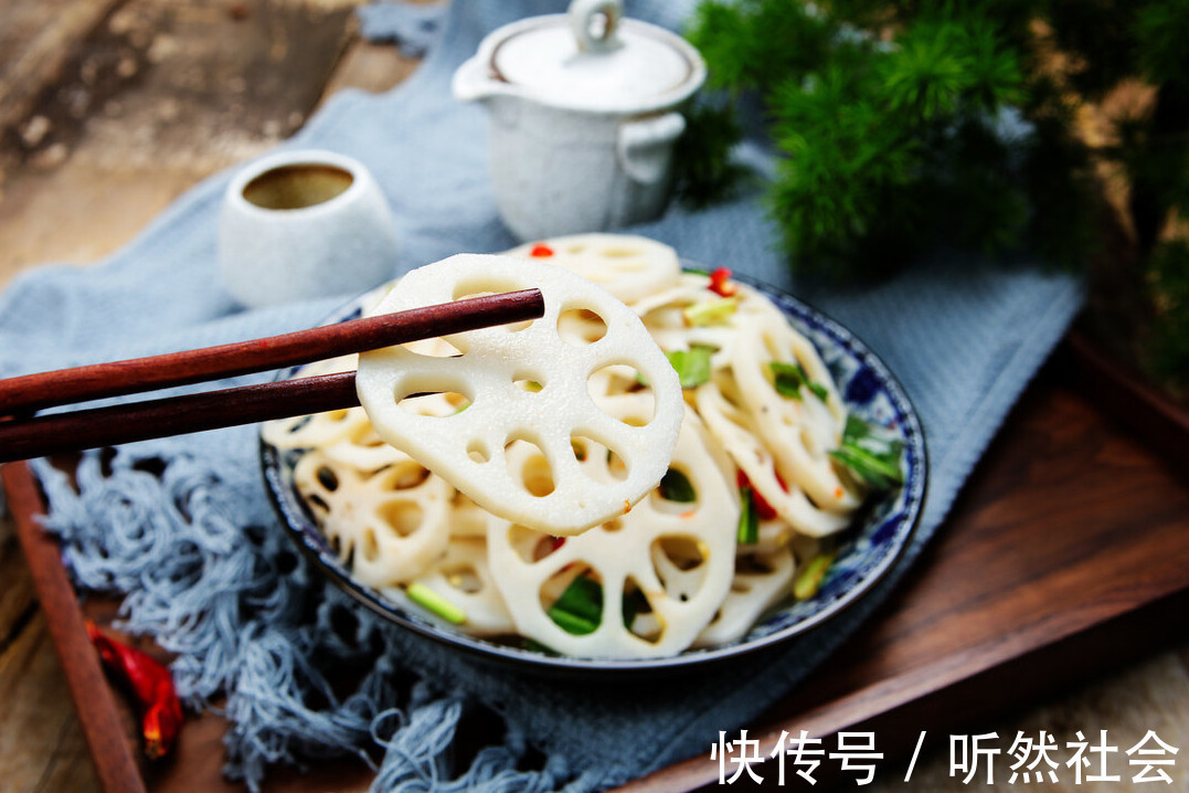 白醋|凉拌藕片,一焯水就发黑教你1个诀窍,藕片白净爽脆,不发黑