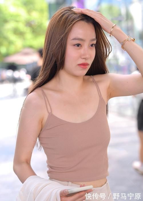 吊带 初秋的季节,吊带加直筒裤穿着舒适又休闲