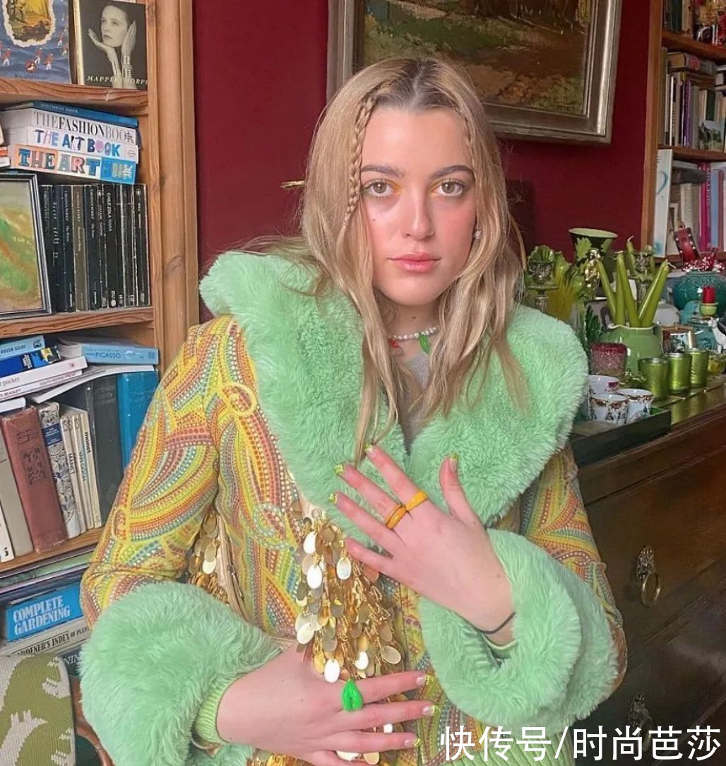 看到Jennie晒手上的戒指，终于找到原因了