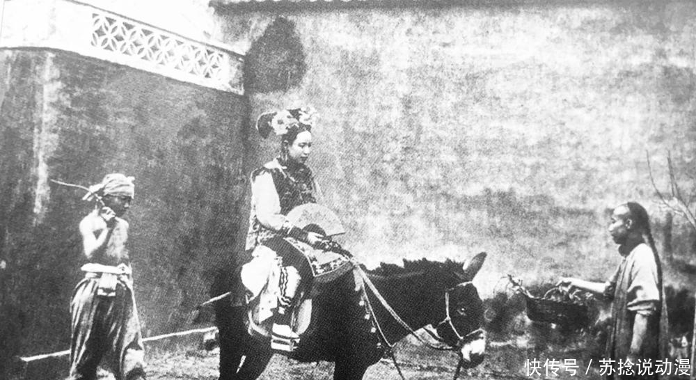 老照片|老照片:图5烟瘾发作的八旗女子,图6八旗贵妇玩行为艺术