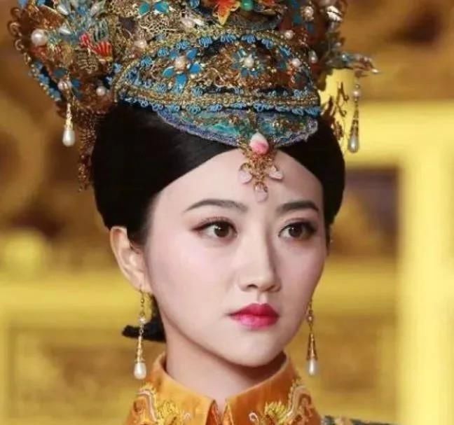 女人|史上唯一一个穿龙袍下葬的女人，专家打开棺材，发现腿上有血迹