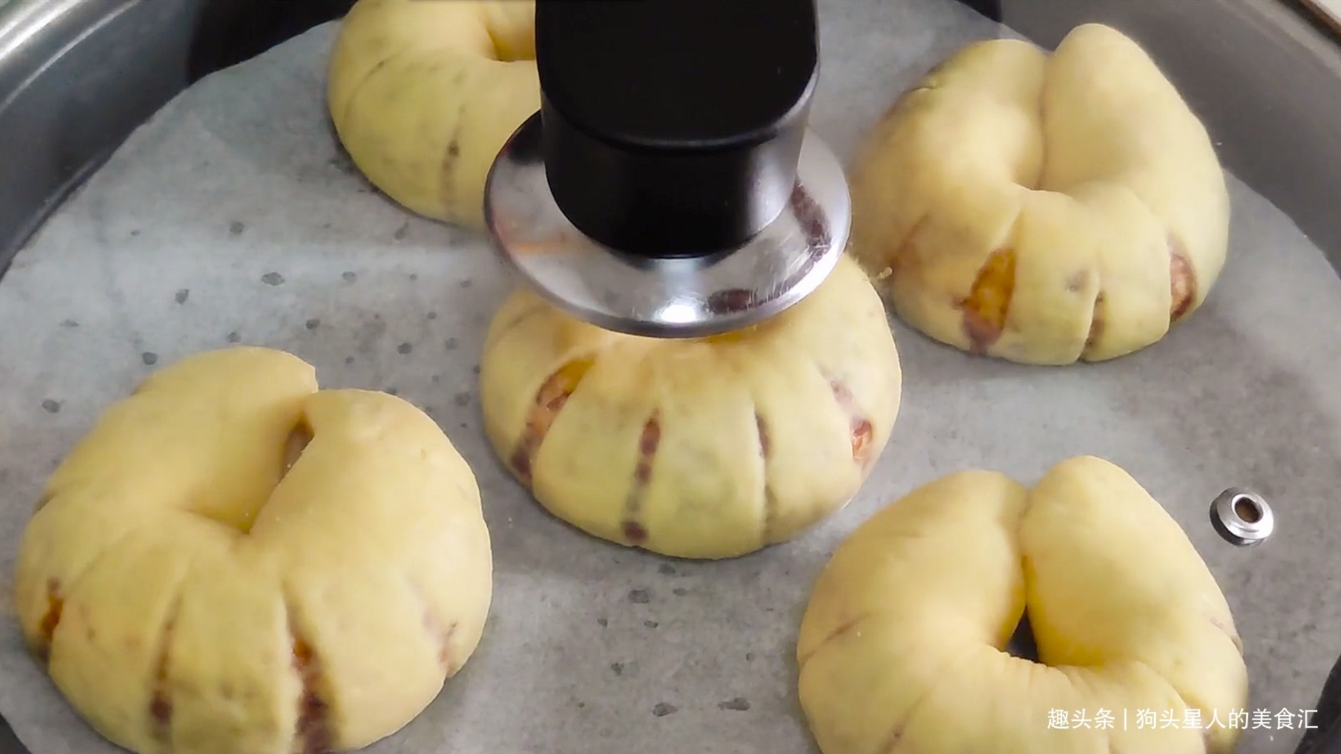 面粉不要做包子馒头了，教你新做法，不蒸也不烤，上桌就扫光