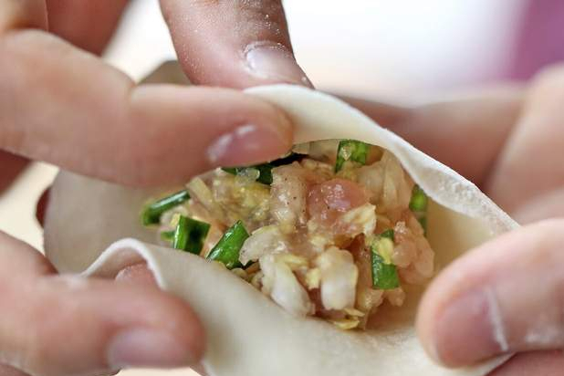 调肉馅，先放油还是先放盐大厨分享正确做法，肉馅鲜美又多汁