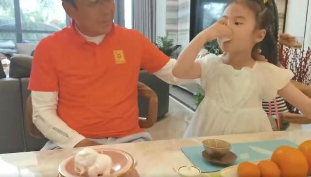女儿|王楠5岁女儿喝茶豪爽连干2杯!富豪老公提醒,女儿:太磨叽了