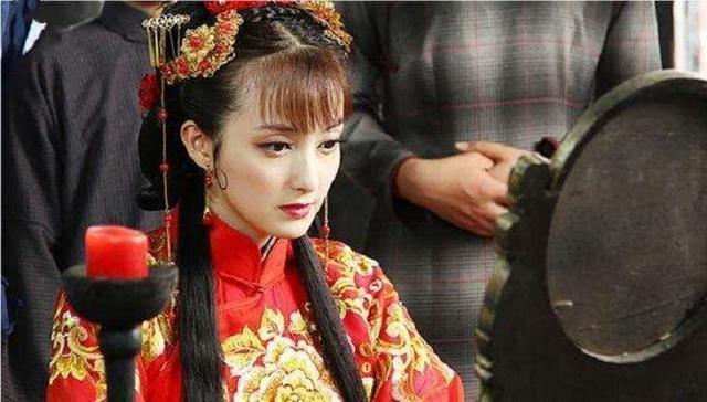 上联|才女出上联“野花不种年年有”,秀才对出下联,才女羞涩不已