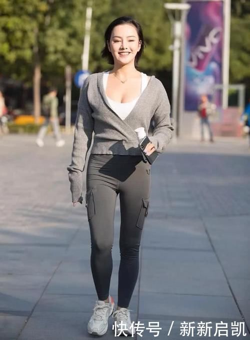 美女笑起来真好看,时髦上衣搭配修身长裤,成炎热夏季那一抹清凉