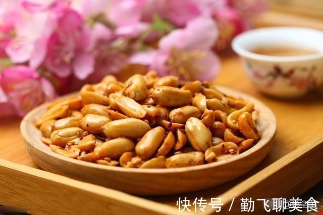 白酒|炸花生米时，先放油就错了多加1步，花生米更酥脆，放7天不返潮