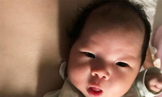 母乳|月子里每一周,宝宝的正常发育指标,看看你家娃达标了没