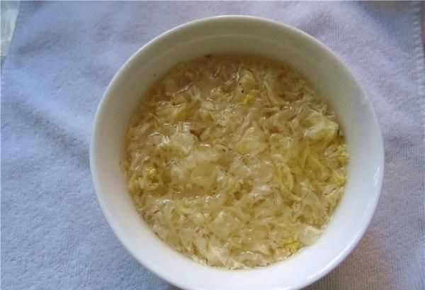 炖银耳汤直接放糖就大错特错了多加这“1步”,银耳羹清甜粘稠