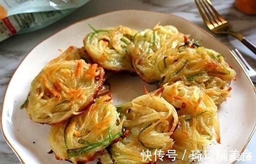 家人|香辣补钙的早餐饼，营养好吃，家人隔三差五就喊馋，一盘瞬间吃光