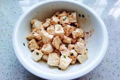 豆腐|夏季吃凉粉不如吃它，买来一掰一焯，无油低脂，简单省时又好吃