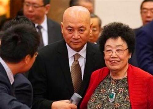 慈禧|她自称慈禧后裔，身价500亿，嫁“唐僧”为妻，不上桌全家不开饭