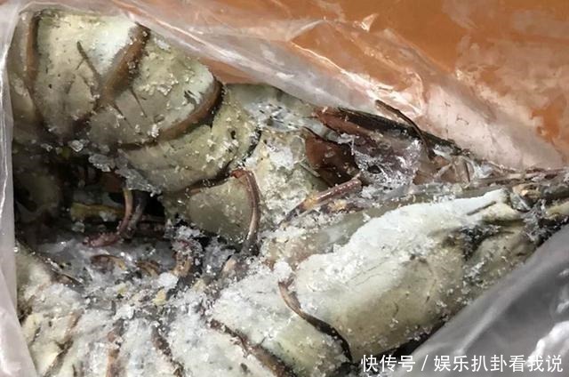 大虾别再放塑料瓶中冷冻了,厨师教你新方法,放1年虾头都不黑