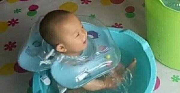 爷爷奶奶|爷爷给双胞胎孙子洗澡,宝妈回家看见宝宝的样子,直接笑喷了