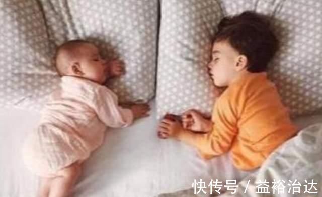 糯米团子|通过“睡姿”能看出孩子性格?如果是第二种睡姿,家长就偷着乐吧