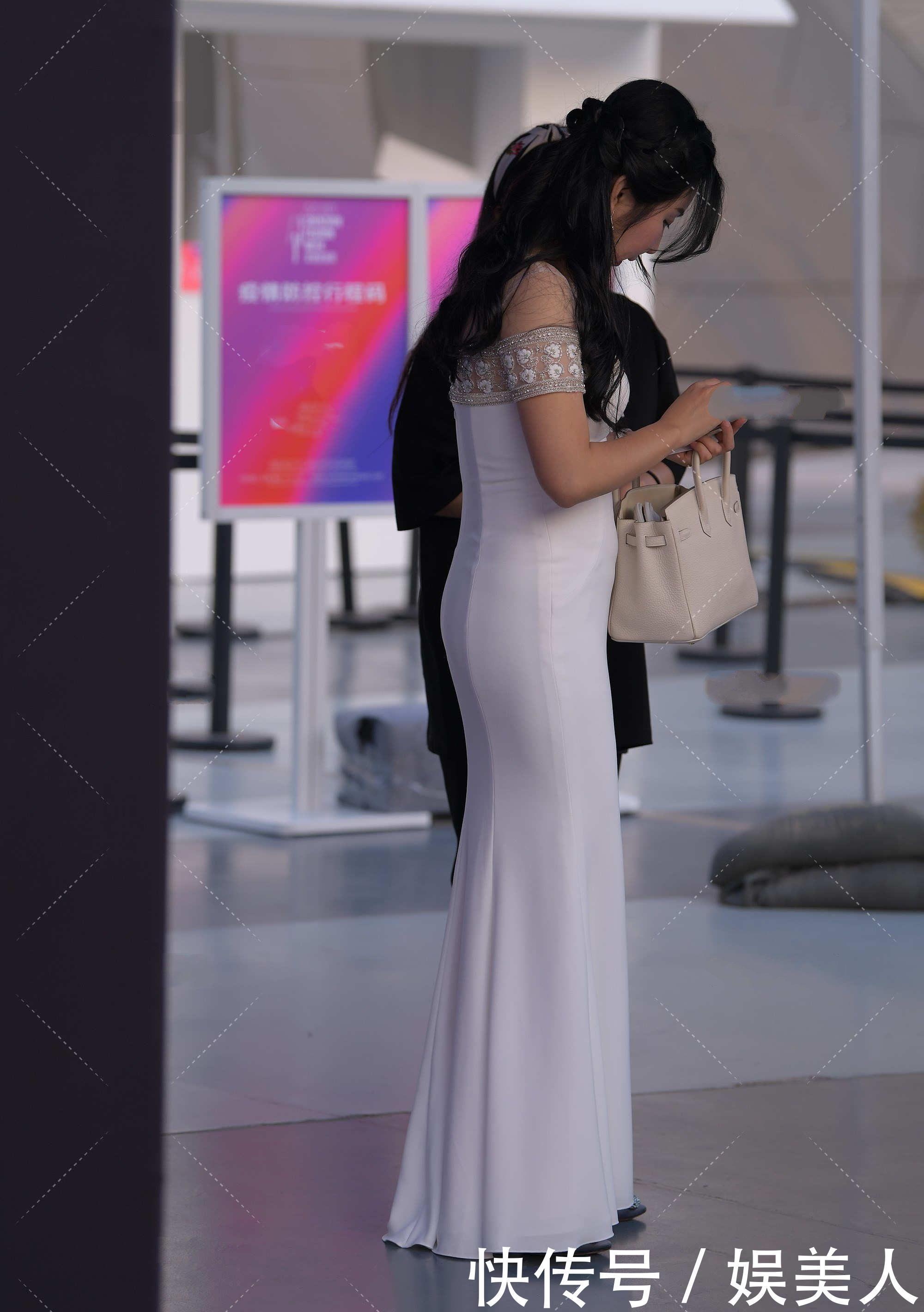 白色一字肩长款礼服裙,凸显身材魅力,更显高级气场