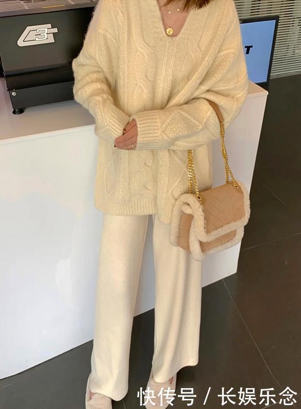 今年冬天“麻花毛衣”真火,搭配对这2件“外套”,温暖还时髦