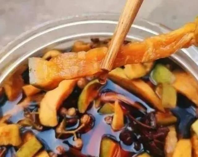 农村|专家说咸菜致癌,农村人却顿顿吃,为何还长寿原因终于找到了