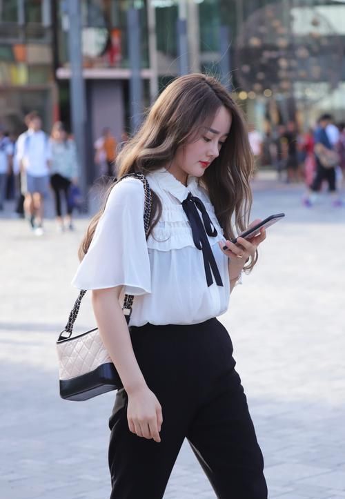 街拍邂逅一位小姐姐,她皮肤白皙,气质可人,长发飘飘身上留香