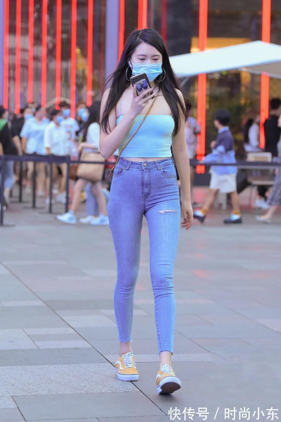 时尚 吊带牛仔裤帆布鞋美女,优雅从容时尚前卫