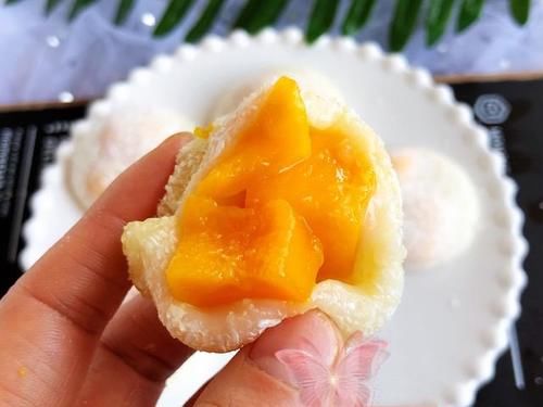 芒果别直接吃，做成小甜点，软糯香甜，孩子很喜欢