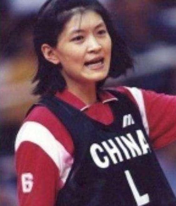 天才|女排天才毀約赴美深造，郎平鏡頭前哽咽聲明，宣布她被永久除名